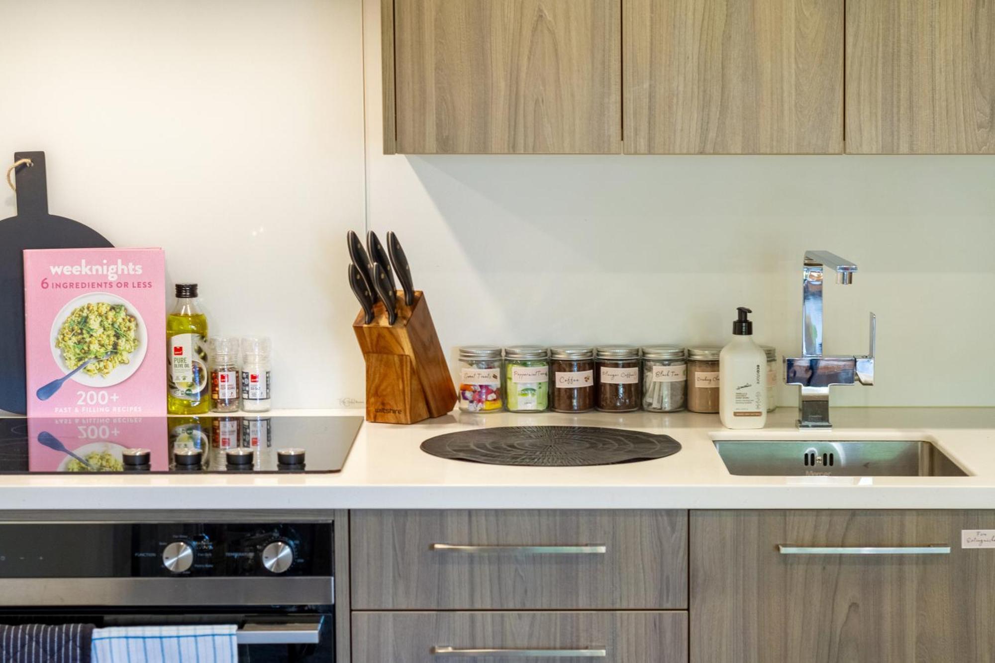 Cozy 1-Bed Apartment With Park Views, Sleeps 4 Christchurch Exterior foto